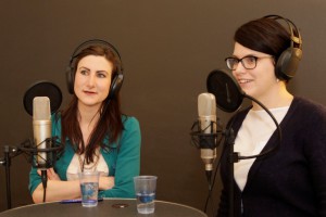 Lea Ladner (links) und Nicole Cathry diskutieren über die Abtreibungsfinanzierung